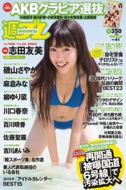 他将红酒慢慢倒入哪里